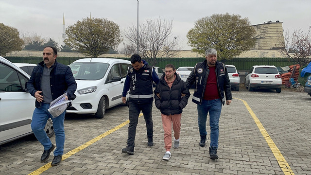 Bir sahte doktor daha yakalandı! Hastalara para karşılığı reçete yazmış - Resim: 0