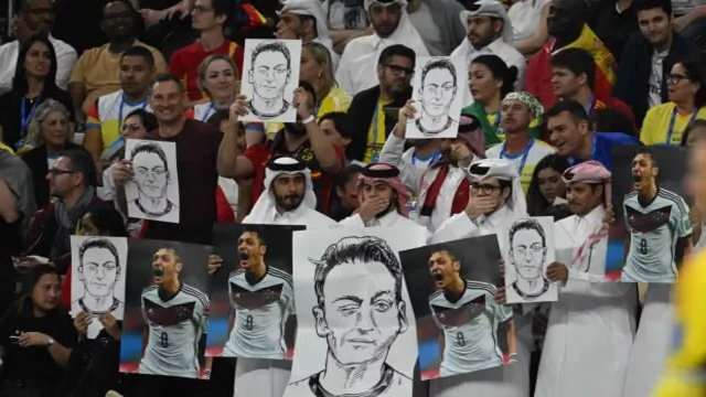 Dünya Kupası'ndan elenen Almanları Mesut Özil ile çıldırttılar! O poster tribinü birbirine kattı - Resim: 0
