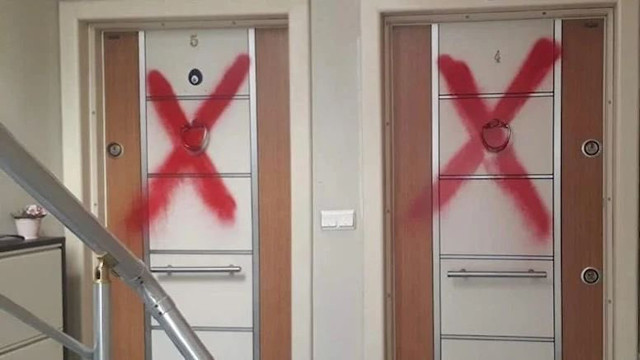 Kocasının eve dönmesini isteyen kadından akılalmaz oyun kapılara çarpı atıp alevi... - Resim: 0