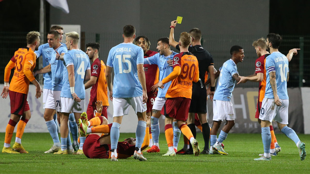 Galatasaray Lazio maçında saha bir anda karıştı! Van Aanholt çılgına döndü, boğazını sıktı! - Resim: 5