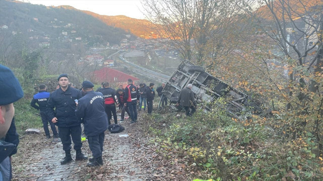 Zonguldak'ta öğrenci servisi devrildi! Ölü ve çok sayıda yaralı var - Resim: 3