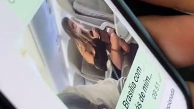 Uçağa binen fenomene uyurken şok! Polis olaya müdahale etti: Şuradaki adam... - Resim: 0