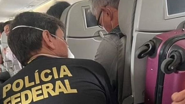 Uçağa binen fenomene uyurken şok! Polis olaya müdahale etti: Şuradaki adam... - Resim: 1