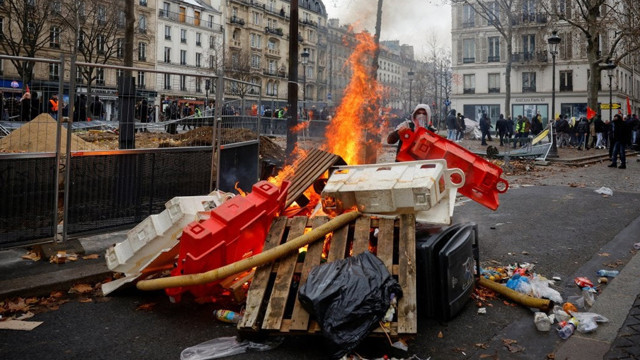 Fransa'da 3 kişiyi öldürdü, gözaltı kararı kaldırıldı! Geçmişi ortaya çıktı: Meğer kılıçla... - Resim: 0