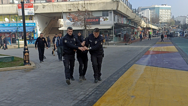 Bolu Belediye Başkanı Tanju Özcan'a bıçaklı saldırı girişimi! Odasına girmek isterken yakalandı - Resim: 1