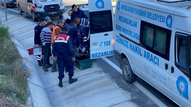 Antalya'da tır alt yola uçtu! Araçtan fırlayan şoför kadar şanslı olamadı - Resim: 1