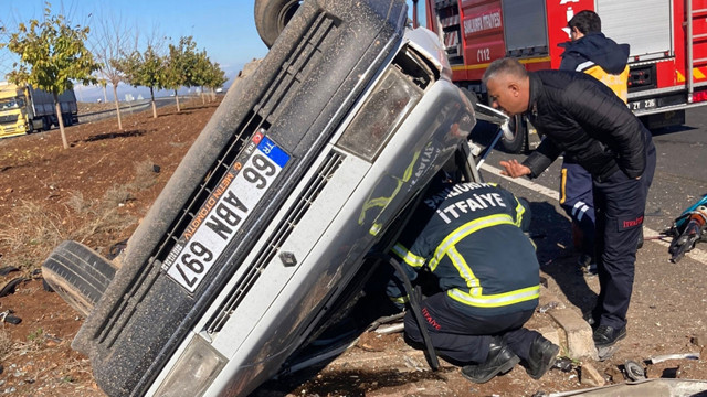 TIR'la çarpışan otomobil ters döndü! Ölü ve yaralılar var - Resim: 0