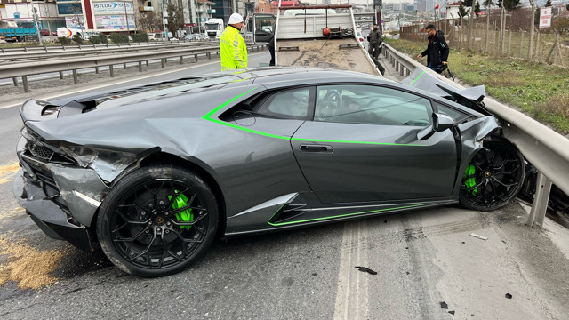 Beylikdüzü'nde 26 milyon liralık otomobilini bariyerlere çarparak perte çıkardı - Resim: 0