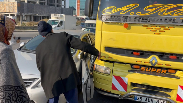 Az kalsın canından oluyordu! Önce aracın üzerine çıktı sonra kavga etti yanındaki kadın ise... - Resim: 1