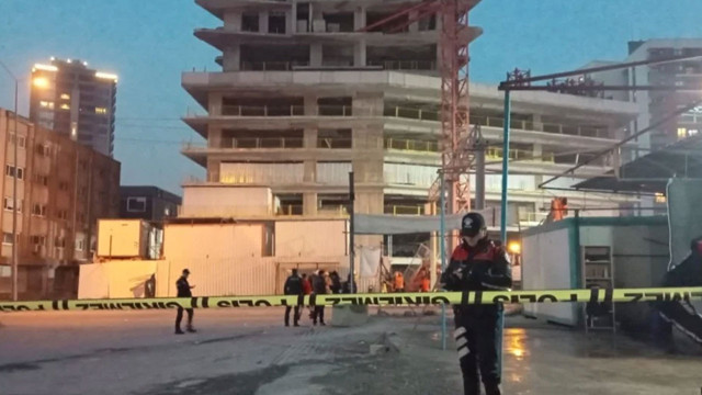 İzmir'de inşaatta vinç faciası! Devrilen vinç 6 işçiyi öldürdü - Resim: 0