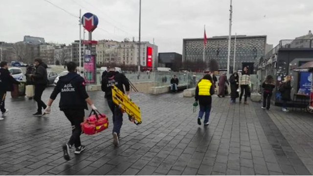 Yolcu raylara düştü! Taksim'de metro seferleri durdu - Resim: 0