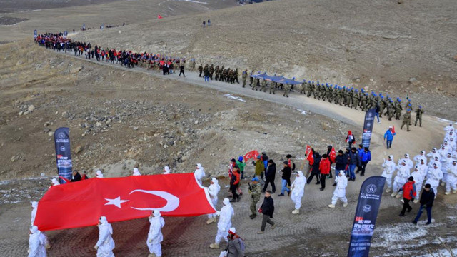 Kars'ta Sarıkamış şehitleri anıldı; Binlerce kişi eksi 12 derecede yürüdü - Resim: 3