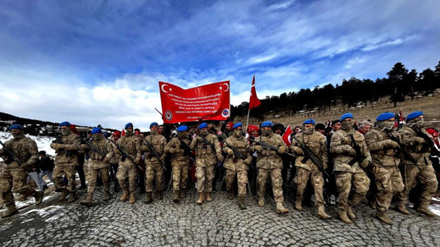 Kars'ta Sarıkamış şehitleri anıldı; Binlerce kişi eksi 12 derecede yürüdü - Resim: 1