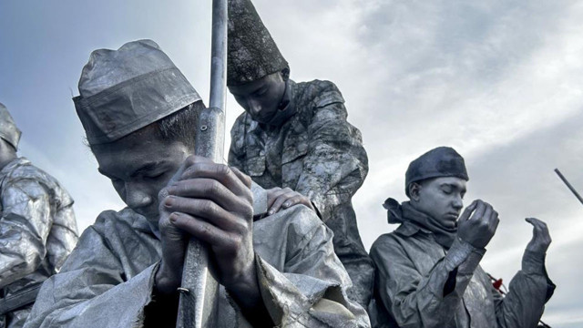 Kars'ta Sarıkamış şehitleri anıldı; Binlerce kişi eksi 12 derecede yürüdü - Resim: 0