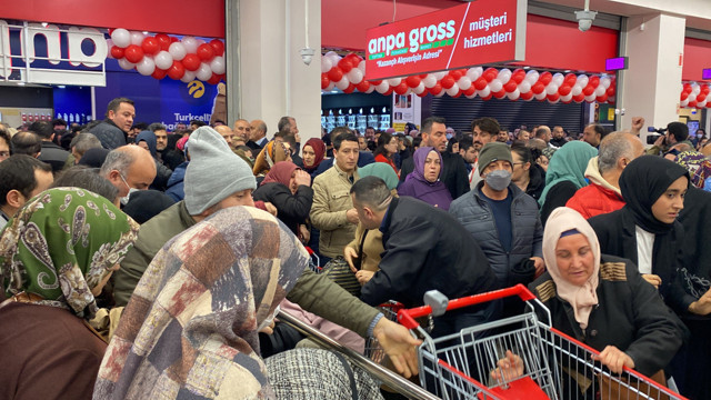 İstanbul’da market açılışında 'indirim' izdihamı! Birbirlerini ezdiler - Resim: 1