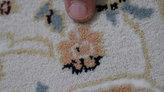 7 yıl önce aldığı halıda yeni fark edince tepki gösterdi: Bu dinimize hakarettir - Resim: 0