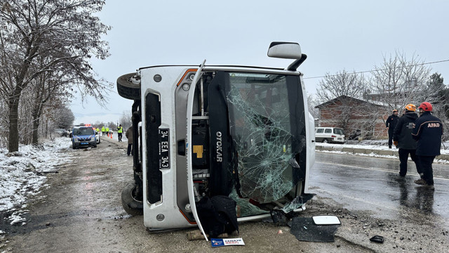 İstanbul'dan cenaze taşıyan otobüs devrildi! Durumu ağır olanlar var - Resim: 1
