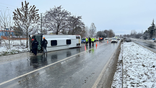 İstanbul'dan cenaze taşıyan otobüs devrildi! Durumu ağır olanlar var - Resim: 0