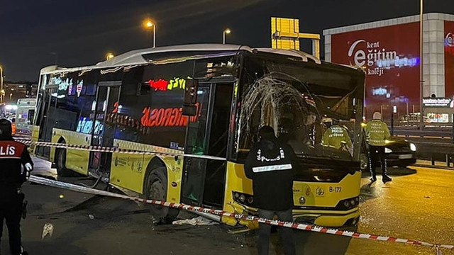 İETT otobüsü durağa girdi, yaralılar var - Resim: 0