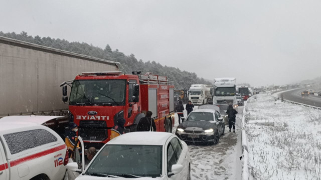 Bolu'da zincirleme trafik kazası! İstanbul yönü trafiğe kapandı - Resim: 1