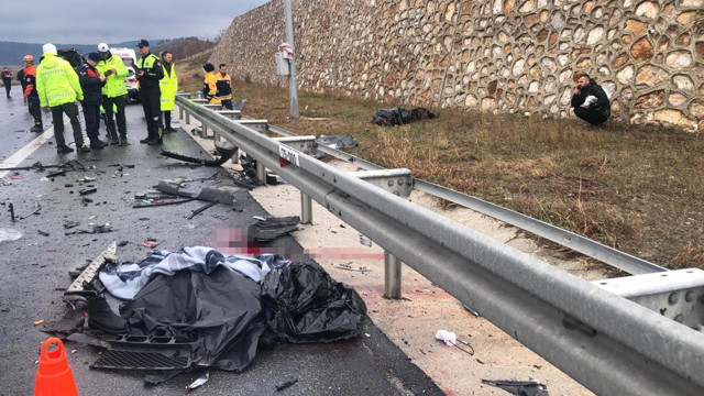 Bursa’da zincirleme trafik kazası: 4 ölü, 7 yaralı - Resim: 0