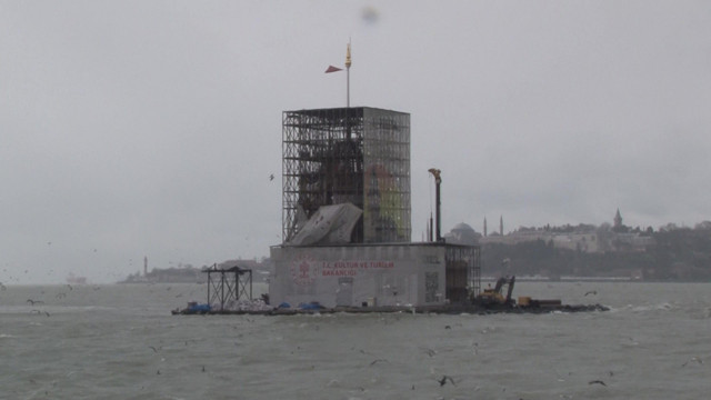 Şiddetli rüzgar sebebiyle Kız Kulesi'nin brandası düştü! Kulenin iç kısmı gözüktü - Resim: 0