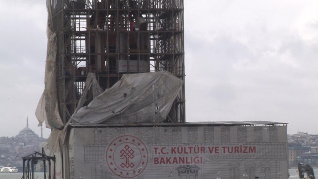 Şiddetli rüzgar sebebiyle Kız Kulesi'nin brandası düştü! Kulenin iç kısmı gözüktü - Resim: 1