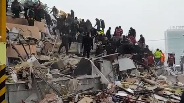7.4’lük depremde Malatya’da rezidans yıkıldı! Enkaz altında kalanlar doktor - Resim: 1