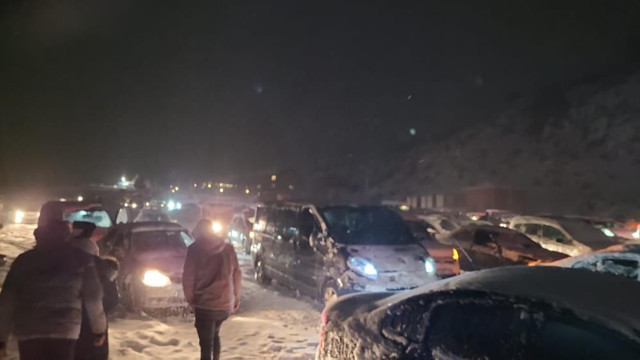 Kayak merkezinin yolu kapandı! 1000 araç mahsur kaldı, AFAD çalışma başlattı - Resim: 0