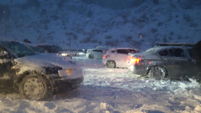 Kayak merkezinin yolu kapandı! 1000 araç mahsur kaldı, AFAD çalışma başlattı - Resim: 1