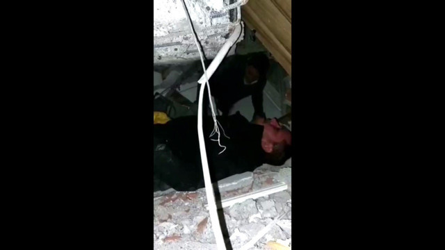 Eline kazmayı alan AK Partili vekil 3 çocuk babası vatandaşı kurtardı - Resim: 1