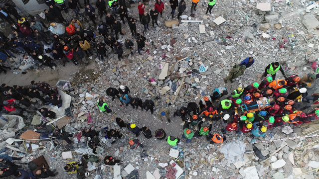 Ekipler 24 saattir 9 kişi için çabalıyor! 107'nci saatte büyük sevinç: Polis çift kurtarıldı - Resim: 0