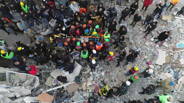 Ekipler 24 saattir 9 kişi için çabalıyor! 107'nci saatte büyük sevinç: Polis çift kurtarıldı - Resim: 1