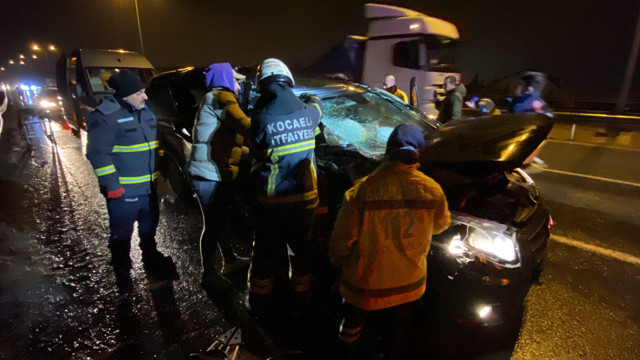 Depremzede aile İstanbul yolunda kaza yaptı! Tıra arkadan çarpan araçta can pazarı - Resim: 0