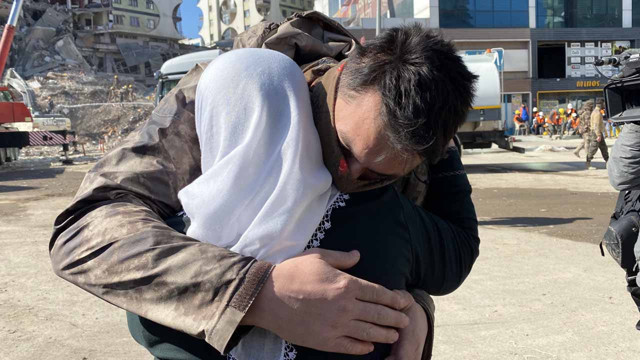 Tüm kameralar o ana odaklandı... Deprem bölgesinde duygusal buluşma - Resim: 1