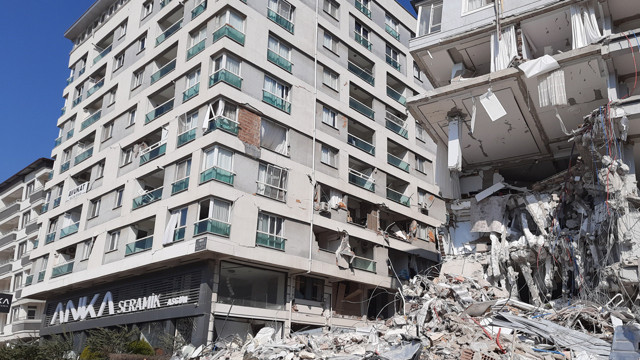 Depremde ağır hasar gören binanın 7'nci katında şaşkına çeviren görüntü - Resim: 1