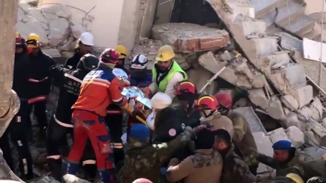 Kepçe operatörü enkazı temizlerken son anda farketti! 202. saatte canlı kurtarıldı - Resim: 0