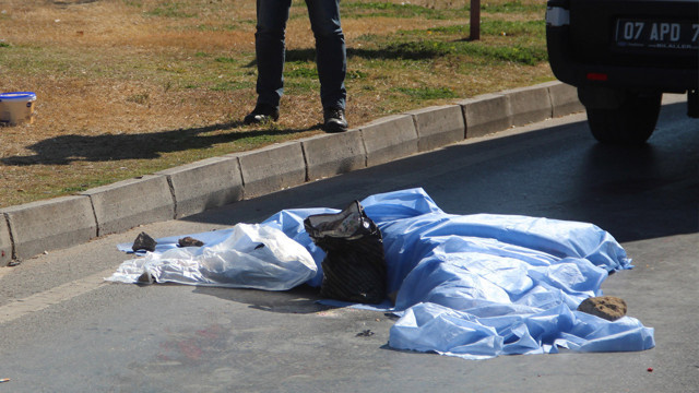 Antalya'da market dönüşü feci olay! Kadın, tırın altında kalarak can verdi - Resim: 1