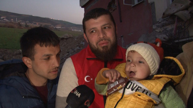 8 aylık Ömer mucizesi! 5 kişilik aileden sadece o kurtuldu, ölen annesi ise mucizesiyle doktorları şaşırtmış - Resim: 0