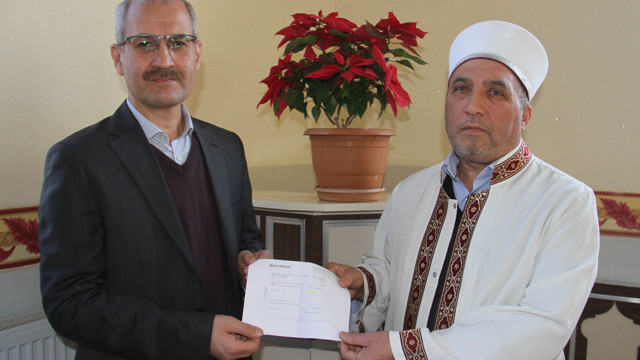 İmam 'en yüksek fiyatı veren alır' deyip açık artırmada sattı, çiçeğin parasını bağışladı - Resim: 0