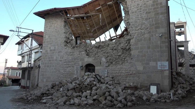 Hatay'da 700 yıllık kilise depremde yıkıldı papaz yetkililere bu çağrıyı yaptı - Resim: 1