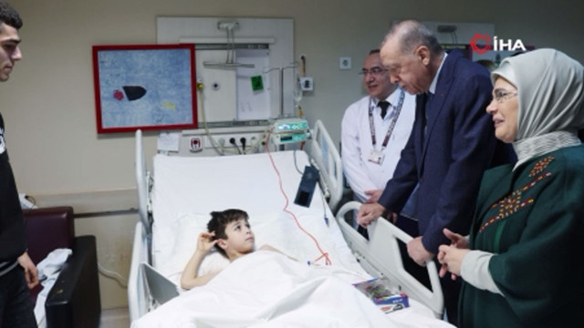 Cumhurbaşkanı Erdoğan, Aleyna Ölmez'e verdiği sözü tuttu; depremzede çocukları hastanede ziyaret etti - Resim: 0
