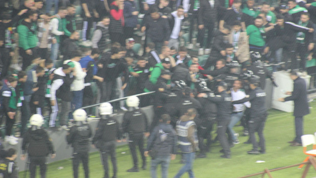 Depremzedelere yardım maçında kavga! Taraftarın karşı tribüne yaptığı hareket ortalığı karıştırdı - Resim: 1