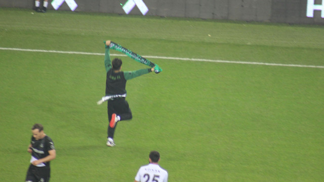 Depremzedelere yardım maçında kavga! Taraftarın karşı tribüne yaptığı hareket ortalığı karıştırdı - Resim: 0