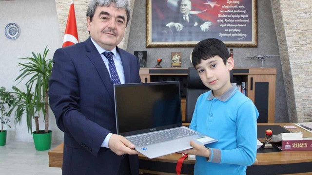 Hayali için biriktirdiği parayı depremzedelere bağışlayan küçük Özcan'ın yüzü güldü - Resim: 0