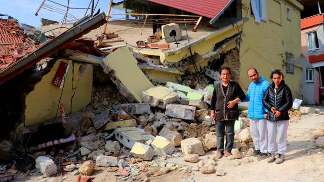 Depremde zihinsel engelli çocuklarıyla balkondan atladılar! Annenin tek tesellisi oldu - Resim: 0