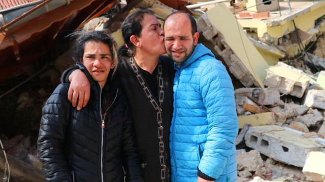 Depremde zihinsel engelli çocuklarıyla balkondan atladılar! Annenin tek tesellisi oldu - Resim: 1