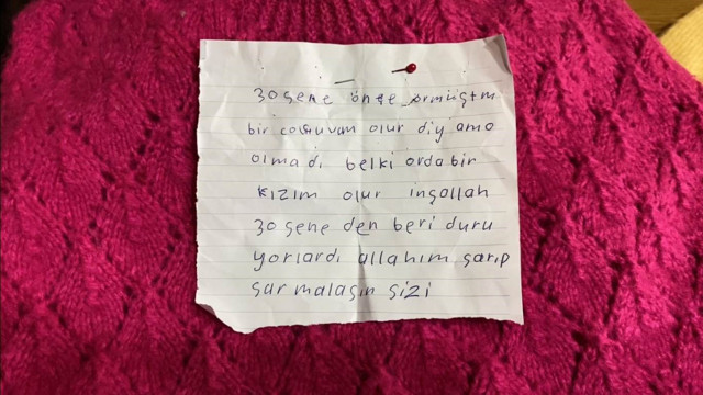 Bartın'da muhtar çocuk kıyafetinin üzerindeki notu görünce gözyaşlarını tutamadı - Resim: 1