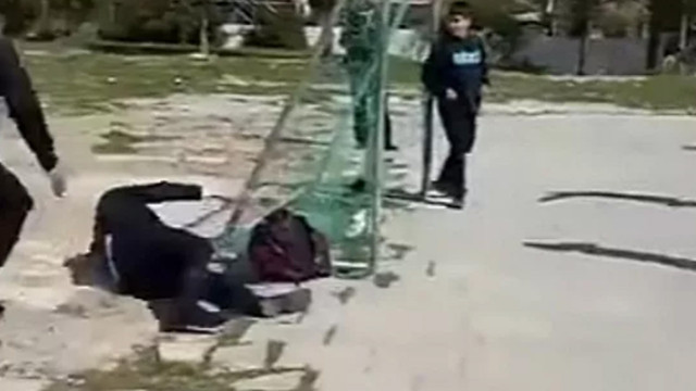 Direğe kafa atmasına ramak kaldı! Cumhurbaşkanı Ersin Tatar yere kapaklandı: Futbol oynarken böyle düştü - Resim: 0