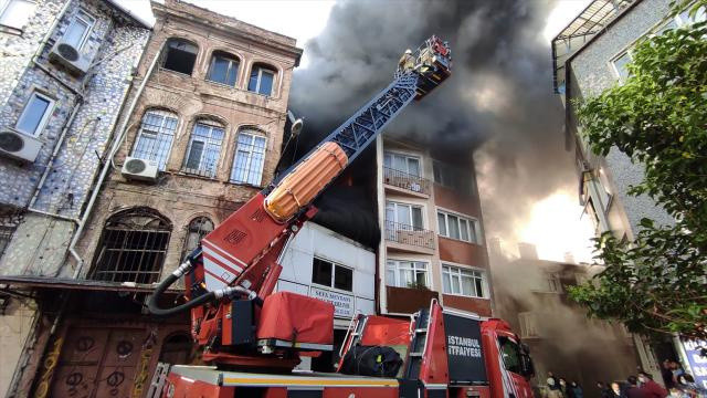İstiklal Caddesi'nde büyük yangın! Restoranda çıkan yangın kiliseye sıçradı - Resim: 0